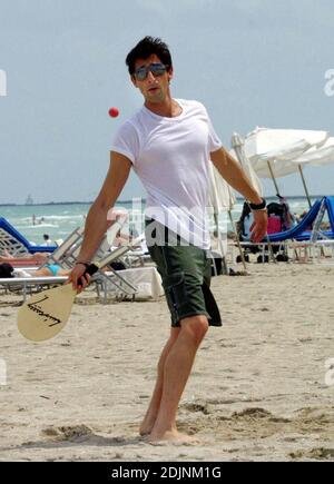 Adrien Brody e la nuova fidanzata attrice spagnola Elsa Pataky giocare a paddleball e lisciare su Miami Beach, 8/9/06 Foto Stock