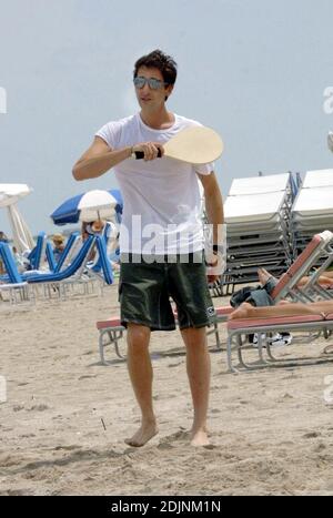 Adrien Brody e la nuova fidanzata attrice spagnola Elsa Pataky giocare a paddleball e lisciare su Miami Beach, 8/9/06 Foto Stock