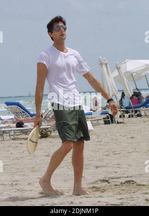 Adrien Brody e la nuova fidanzata attrice spagnola Elsa Pataky giocare a paddleball e lisciare su Miami Beach, 8/9/06 Foto Stock