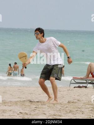 Adrien Brody e la nuova fidanzata attrice spagnola Elsa Pataky giocare a paddleball e lisciare su Miami Beach, 8/9/06 Foto Stock