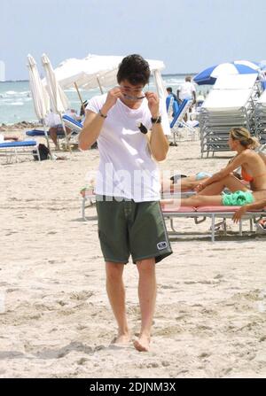 Adrien Brody e la nuova fidanzata attrice spagnola Elsa Pataky giocare a paddleball e lisciare su Miami Beach, 8/9/06 Foto Stock