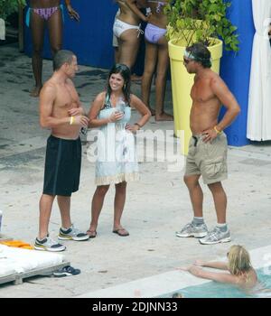 Matthew McConaughey e l'allenatore Lance Armstrong si rinfrescano in piscina dopo il loro allenamento, godendosi la compagnia delle bellezze balneari in un hotel di Miami Beach, 8/9/06 Foto Stock