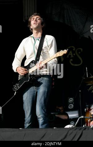 Keith Murray , chitarra e voce principale di We are Scientists che si esibiscono al Chelmsford V Festival 2006 Foto Stock