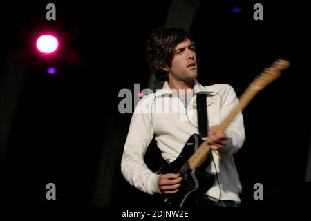 Keith Murray , chitarra e voce principale di We are Scientists che si esibiscono al Chelmsford V Festival 2006 Foto Stock