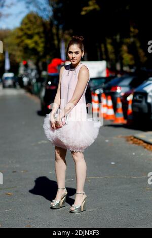 Street Style, Araya Alberta Hargate arriva alla Giambattista Valli Primavera Estate 2017 spettacolo tenuto al Grand Palais, a Parigi, Francia, il 3 ottobre 2016. Foto di Marie-Paola Bertrand-Hillion/ABACAPRESS.COM Foto Stock