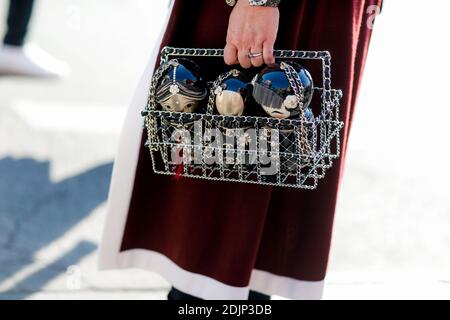 Street Style, in arrivo allo spettacolo Chanel Primavera Estate 2017 che si tiene al Grand Palais, a Parigi, Francia, il 4 ottobre 2016. Foto di Marie-Paola Bertrand-Hillion/ABACAPRESS.COM Foto Stock