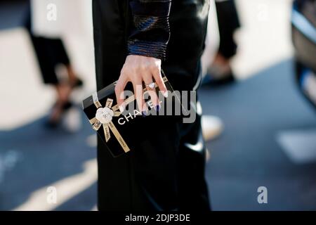 Street Style, in arrivo allo spettacolo Chanel Primavera Estate 2017 che si tiene al Grand Palais, a Parigi, Francia, il 4 ottobre 2016. Foto di Marie-Paola Bertrand-Hillion/ABACAPRESS.COM Foto Stock