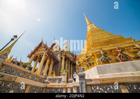 Area del Tempio del Buddha di Smeraldo o Wat Phra Kaew all'interno del Grand Palace a Bangkok, Thailandia Foto Stock