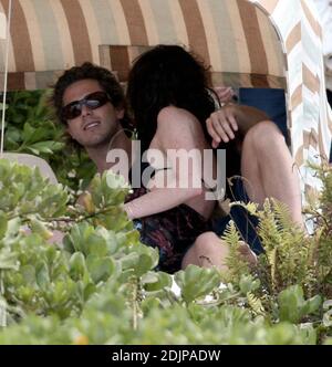 Lindsay Lohan e il suo beau Harry Morton godono di una vacanza romantica a Maui, Hawaii. Morton è stato recentemente visto in un negozio di gioielli, sparando voci di un possibile impegno. 9/2/06 Foto Stock