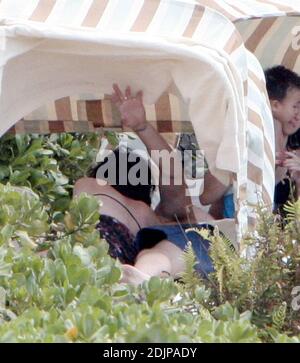 Lindsay Lohan e il suo beau Harry Morton godono di una vacanza romantica a Maui, Hawaii. Morton è stato recentemente visto in un negozio di gioielli, sparando voci di un possibile impegno. 9/2/06 Foto Stock