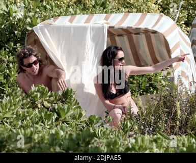 Lindsay Lohan e il suo beau Harry Morton godono di una vacanza romantica a Maui, Hawaii. Morton è stato recentemente visto in un negozio di gioielli, sparando voci di un possibile impegno. 9/2/06 Foto Stock