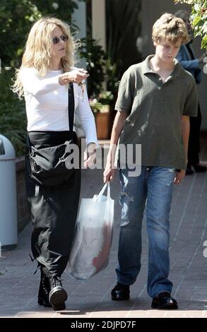 Esclusiva!! Meg Ryan prende il figlio Jack per fare shopping al Fred Segal di Santa Monica, CA. Jack è il figlio di Ryan di 14 anni dal suo precedente matrimonio con l'attore Dennis Quaid. L'adolescente sta mostrando una somiglianza con la sua mamma, sperando di ereditare il suo buon look. 9/09/06 Foto Stock