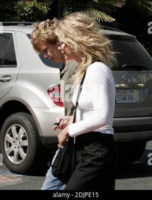 Esclusiva!! Meg Ryan prende il figlio Jack per fare shopping al Fred Segal di Santa Monica, CA. Jack è il figlio di Ryan di 14 anni dal suo precedente matrimonio con l'attore Dennis Quaid. L'adolescente sta mostrando una somiglianza con la sua mamma, sperando di ereditare il suo buon look. 9/09/06 Foto Stock