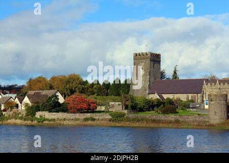 Chiesa di Santa Maria sulle rive del fiume Afon Teifi a Cardigan/Aberteifi, Ceredigion, Galles, Regno Unito. Foto Stock