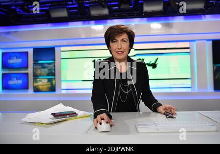 Esclusivo. Il giornalista Ruth Elkrief pone per fotografie presso la sede centrale della BFMTV, a Parigi, in Francia, il 19 ottobre 2016. Foto di Christian Liegi/ABACAPRESS.COM Foto Stock