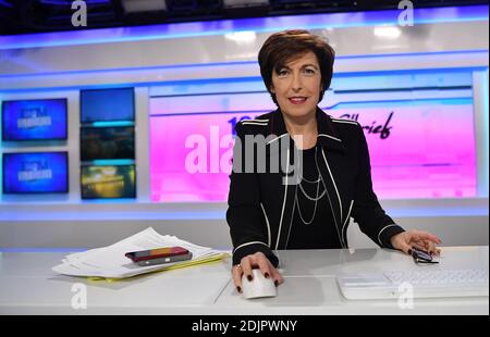 Esclusivo. Il giornalista Ruth Elkrief pone per fotografie presso la sede centrale della BFMTV, a Parigi, in Francia, il 19 ottobre 2016. Foto di Christian Liegi/ABACAPRESS.COM Foto Stock