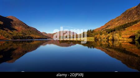 Buttermere è uno dei laghi più belli e molto visitati del distretto dei laghi inglesi di Cumbria, Regno Unito Foto Stock