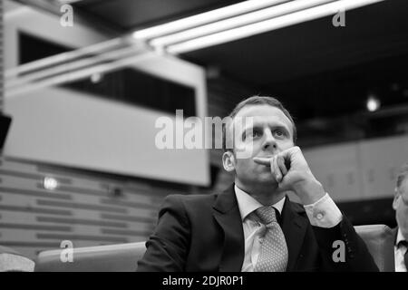 Ex ministro francese dell'Economia e fondatore del movimento politico 'en marche!' (In movimento!) Emmanuel Macron partecipa alla sessione conclusiva della conferenza ‘la Finance Verte: Le Role De la Finance pour le Climat’ (Green Finance: Il ruolo finanziario per il clima) tenutasi il 20 ottobre 2016 all’Assemblea nazionale di Parigi. Foto di Christian Liegi/ABACAPRESS.COM Foto Stock