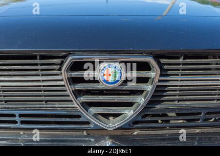 Heviz, Ungheria - 09 12 2020: Griglia frontale di una classica Alfa Romeo ad una mostra di veterani a Heviz, Ungheria Foto Stock