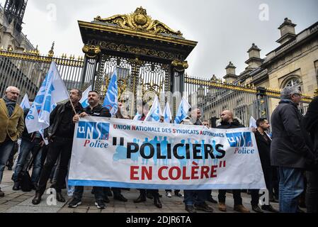 I membri dell'Unione di polizia hanno fatto bandiere davanti al Palazzo di Giustizia, nel centro di Parigi, in Francia, il 25 ottobre 2016, durante una manifestazione contro un aumento degli attacchi ai funzionari di polizia. Foto di Yann Korbi/ABACAPRESS.COM Foto Stock