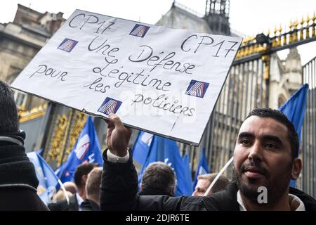 I membri dell'Unione di polizia hanno fatto bandiere davanti al Palazzo di Giustizia, nel centro di Parigi, in Francia, il 25 ottobre 2016, durante una manifestazione contro un aumento degli attacchi ai funzionari di polizia. Foto di Yann Korbi/ABACAPRESS.COM Foto Stock