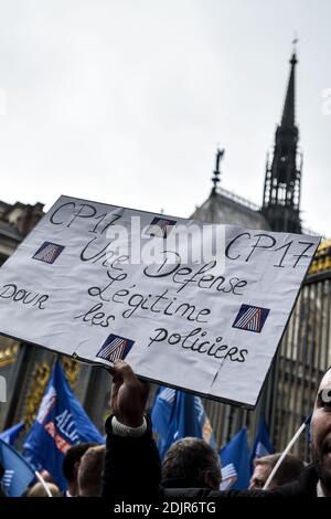 I membri dell'Unione di polizia hanno fatto bandiere davanti al Palazzo di Giustizia, nel centro di Parigi, in Francia, il 25 ottobre 2016, durante una manifestazione contro un aumento degli attacchi ai funzionari di polizia. Foto di Yann Korbi/ABACAPRESS.COM Foto Stock