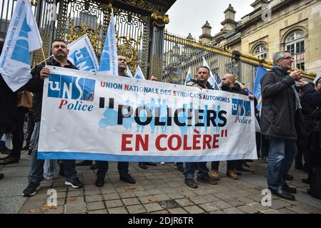 I membri dell'Unione di polizia hanno fatto bandiere davanti al Palazzo di Giustizia, nel centro di Parigi, in Francia, il 25 ottobre 2016, durante una manifestazione contro un aumento degli attacchi ai funzionari di polizia. Foto di Yann Korbi/ABACAPRESS.COM Foto Stock