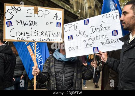 I membri dell'Unione di polizia hanno fatto bandiere davanti al Palazzo di Giustizia, nel centro di Parigi, in Francia, il 25 ottobre 2016, durante una manifestazione contro un aumento degli attacchi ai funzionari di polizia. Foto di Yann Korbi/ABACAPRESS.COM Foto Stock