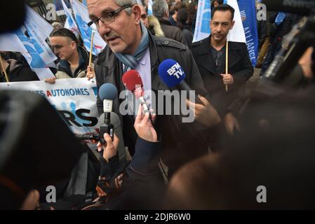 I membri dell'Unione di polizia hanno fatto bandiere davanti al Palazzo di Giustizia, nel centro di Parigi, in Francia, il 25 ottobre 2016, durante una manifestazione contro un aumento degli attacchi ai funzionari di polizia. Foto di Yann Korbi/ABACAPRESS.COM Foto Stock