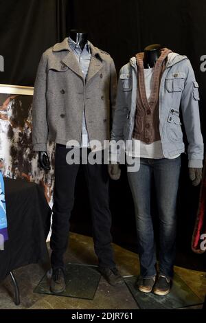 Edward Cullenâ€™s Meadow Harness Costume, Bella Swanâ€™s Costume - Prop Store ha collaborato con Lionsgate, lo studio dietro la serie di film Twilight Saga, per tenere un esclusivo evento di aste live di due giorni di oggetti originali, costumi e pezzi decorativi utilizzati nella realizzazione del fenomeno del film di fivefilm globale. Oltre 900 lotti saranno offerti in asta, a partire da sabato 19 novembre 2016, alle 11:00 PST, e si svolgeranno presso i famosi teatri cinesi TCL di Hollywood, CA, USA. Il primo giorno sarà caratterizzato da pezzi di Twilight, The Twilight Saga: New Moon e The Twilight Saga: Foto Stock