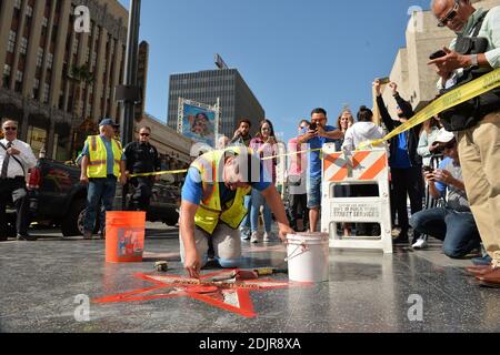 Un uomo ha sfidato la stella del candidato presidenziale repubblicano Donald Trump sulla Hollywood Walk of Fame Mercoledì, hacking fuori la scritta d'oro che mostra il suo nome e il logo della televisione. La Vandalized Star sarà riparata e ripulita il 26 ottobre 2016 a Los Angeles, California. Foto di Lionel Hahn/AbacaUsa.com Foto Stock