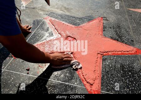 Un uomo ha sfidato la stella del candidato presidenziale repubblicano Donald Trump sulla Hollywood Walk of Fame Mercoledì, hacking fuori la scritta d'oro che mostra il suo nome e il logo della televisione. La Vandalized Star sarà riparata e ripulita il 26 ottobre 2016 a Los Angeles, California. Foto di Lionel Hahn/AbacaUsa.com Foto Stock