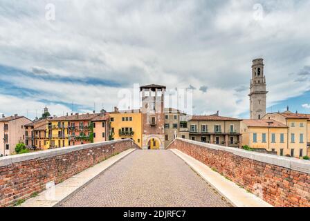 Verona, Provincia di Verona, Veneto, Italia. Il Ponte di pietra e il campanile del Duomo di Verona Foto Stock