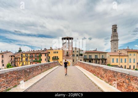 Verona, Provincia di Verona, Veneto, Italia. Il Ponte di pietra e il campanile del Duomo di Verona Foto Stock