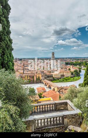 Verona, Provincia di Verona, Veneto, Italia. Vista da Castel San Pietro fino al centro storico di Verona con il Ponte di pietra e il Duomo di Verona Foto Stock