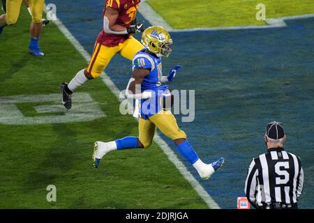 UCLA Bruins Running back Demetric Felton (10) corre in un touchdown durante una partita di calcio NCAA contro i Trojan della California meridionale, sabato, dicembre Foto Stock