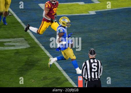 UCLA Bruins Running back Demetric Felton (10) corre in un touchdown durante una partita di calcio NCAA contro i Trojan della California meridionale, sabato, dicembre Foto Stock