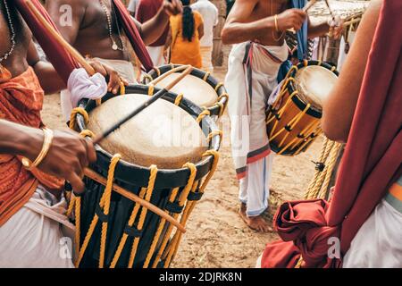 Gli uomini indiani suonano la Chenda tradizionale batteria a percussione in Kerala, India Foto Stock