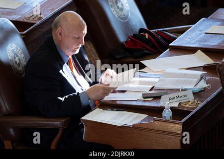 Austin, Texas, Stati Uniti. 14 dicembre 2020. L'elettore del Texas Ken Mercer di San Antonio lancia il suo scrutinio per il presidente Donald Trump al voto del collegio elettorale lunedì pomeriggio nella Camera. Come previsto, tutti i 38 voti del Texas sono andati a Pres. Trump e Vice Pres. Mike Pence. Credit: Bob Daemmrich/Alamy Live News Foto Stock