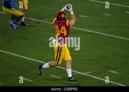 Erik Krommenhoek (84), un troujans tight end della California meridionale, prende un pass durante una partita di football della NCAA contro gli UCLA Bruins, sabato 12 dicembre Foto Stock