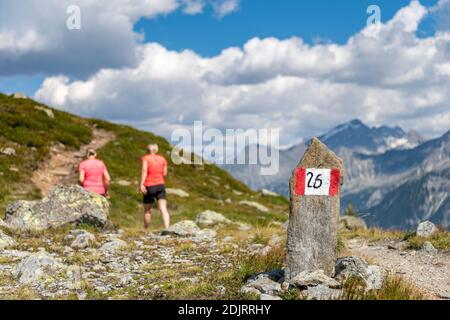 Sabbia a Taufers, Provincia di Bolzano, Alto Adige, Italia. Escursionisti sul sentiero panoramico nella zona escursionistica di Speikboden. Foto Stock