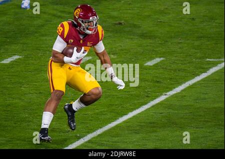 I Trojan della California del Sud che corrono indietro Vavae Malepeai (29) corre con la palla durante una partita di calcio NCAA contro i Bruins UCLA, sabato, dicembre Foto Stock