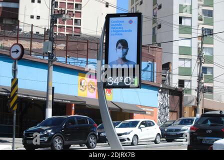 San Paolo, San Paolo, Brasile. 14 dicembre 2020. (INT) situazione del tempo a San Paolo. Dicembre 14, 2020, Sao Paulo, Brasile: Il termometro stradale mostra 34 gradi celsius su Avenida 9 de Julho, nella zona sud di Sao Paulo.Credit: Adeleke Anthony Fote/Thenews2 Credit: Adeleke Anthony Fote/TheNEWS2/ZUMA Wire/Alamy Live News Foto Stock