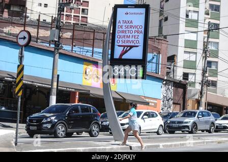 San Paolo, San Paolo, Brasile. 14 dicembre 2020. (INT) situazione del tempo a San Paolo. Dicembre 14, 2020, Sao Paulo, Brasile: Il termometro stradale mostra 34 gradi celsius su Avenida 9 de Julho, nella zona sud di Sao Paulo.Credit: Adeleke Anthony Fote/Thenews2 Credit: Adeleke Anthony Fote/TheNEWS2/ZUMA Wire/Alamy Live News Foto Stock