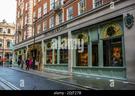 Persone che fanno last minute Natale Shopping visto a Fortnum e Mason.London è impostato per passare a ‘alto livello di allarme’ mercoledì 16 dicembre. Foto Stock
