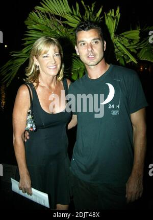 Chris Evert e i partecipanti del Chris Evert/Raymond James Pro-Celebrity Tennis Classic si esibiscono in una crociera in yacht a seguito del Classic cocktail Party presentato da Fed ex/Kinko's al Boca Raton Resort & Club Garden Pool, FL. Tra le celebrità che hanno partecipato vi sono Greg Norman, Gavin Rossdale, Maeve Quinlan, John Evert, Frederique, Alan Thicke e Jon Lovitz. 11/03/06 Foto Stock