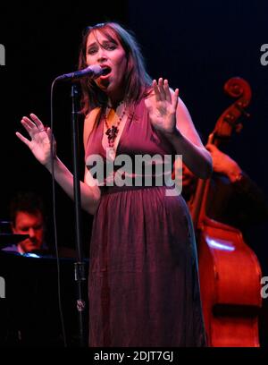 Il cantante pink Martini China Forbes si esibisce in concerto al Wiltern Theatre di Los Angeles, California, il 11/11/06. Foto Stock