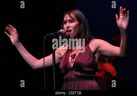 Il cantante pink Martini China Forbes si esibisce in concerto al Wiltern Theatre di Los Angeles, California, il 11/11/06. Foto Stock