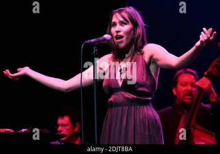 Il cantante pink Martini China Forbes si esibisce in concerto al Wiltern Theatre di Los Angeles, California, il 11/11/06. Foto Stock