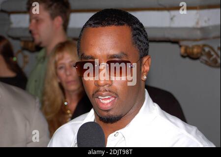 Festa per festeggiare la foto di copertina di Diddy del numero di novembre di Ocean Drive Magazine. Tra le celebrità che hanno partecipato vi sono Baby Bash, Jim Jonsin, Pit Bull, Jerry Powers e Lourdes Estefan alla Forge di Miami Beach, FL, 11/13/06. Foto Stock